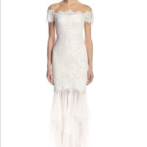 NWT Marchesa Notte Women's Short-Sleeved Lace Gown